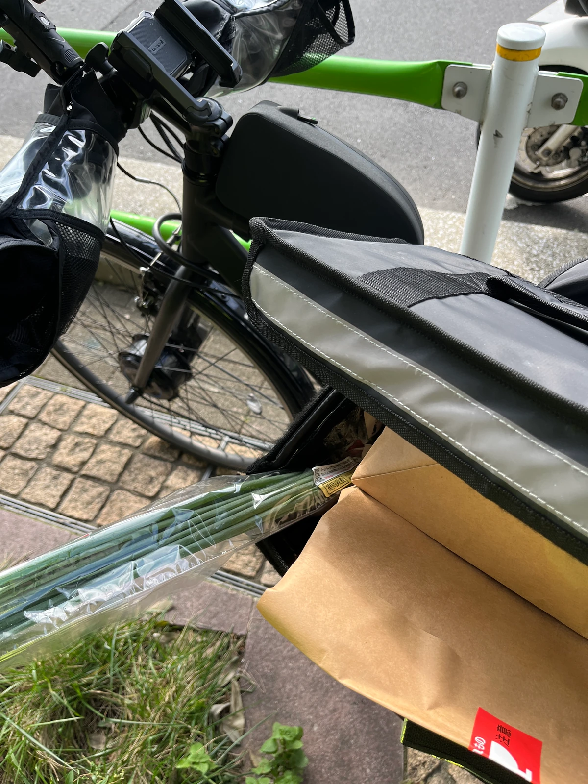 長い野菜が含まれた荷物の高さを確認している様子